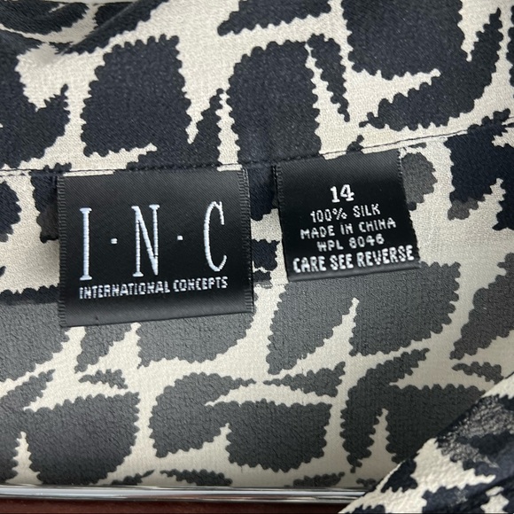 Leaf pattern design Long sleeve button 100% silk weight top byINC Top Si… - Picture 2 of 5